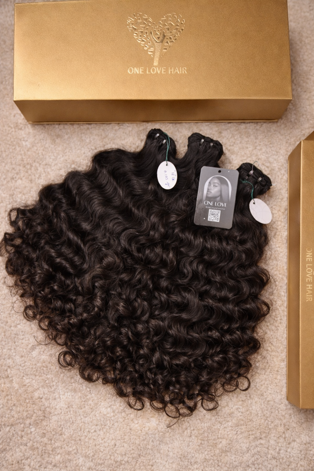 Unverarbeitete indische Remy-Haarverlängerungen, lockig – von einer einzelnen Spenderin